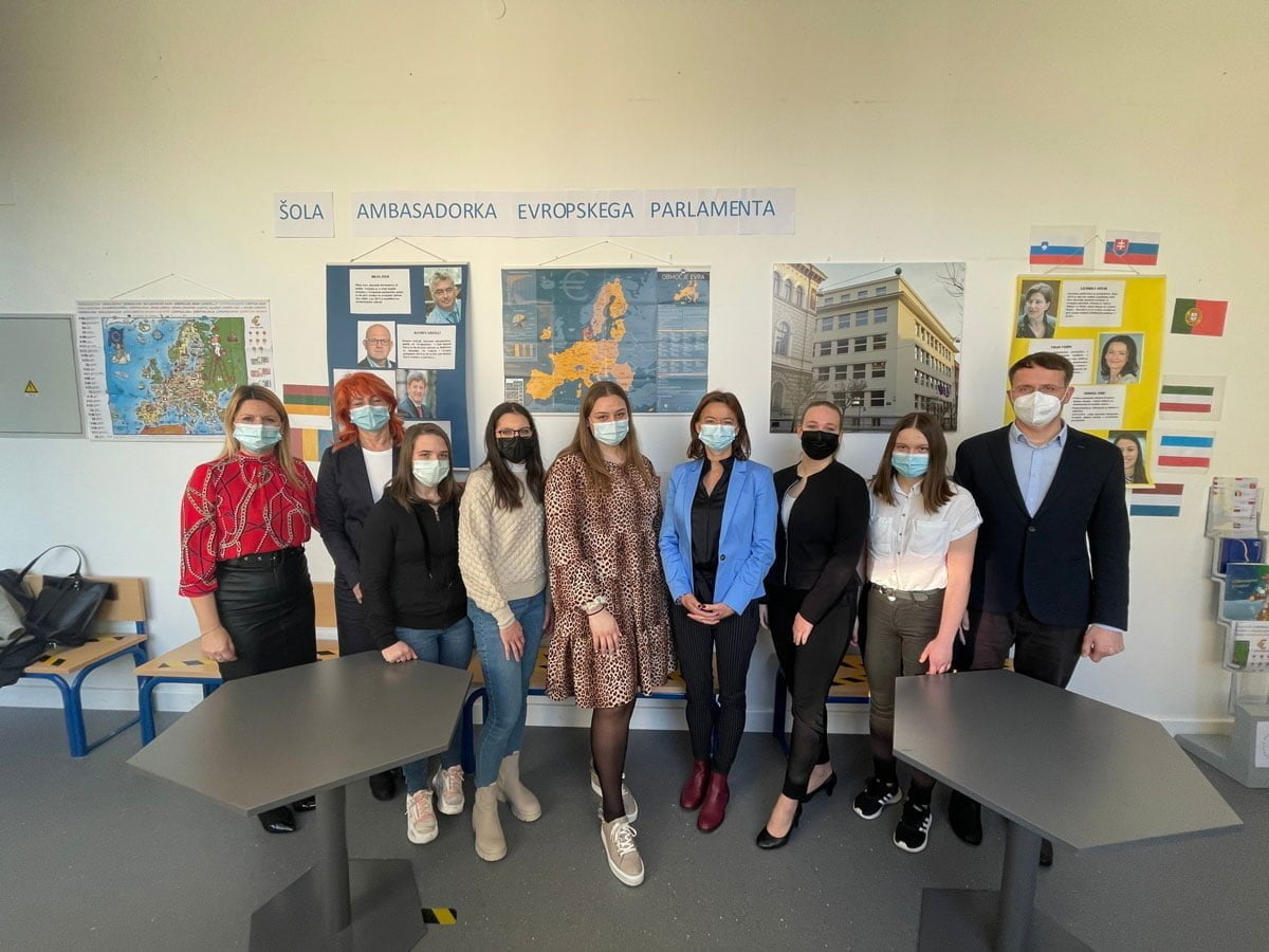 Obisk evropskih poslank - tanjafajon - Ekonomska šola Ljubljana
