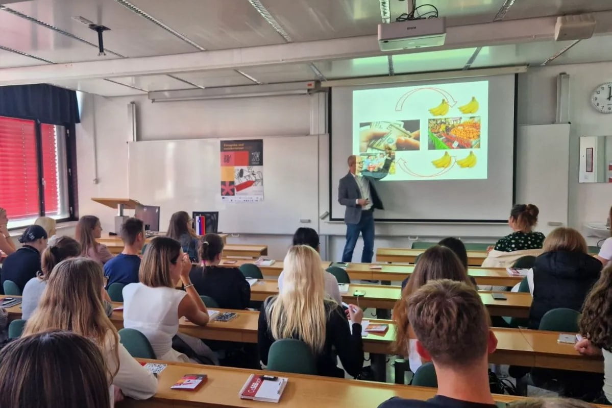 Noč raziskovalcev na Ekonomski fakulteti - 1000019727 1 - Ekonomska šola Ljubljana