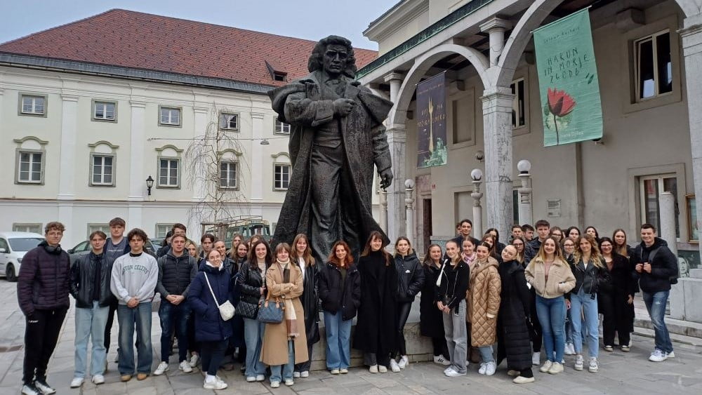 Matura 2024: ogled predstave Naše skladišče v PGK - 20240226 172011 naslovna - Ekonomska šola Ljubljana