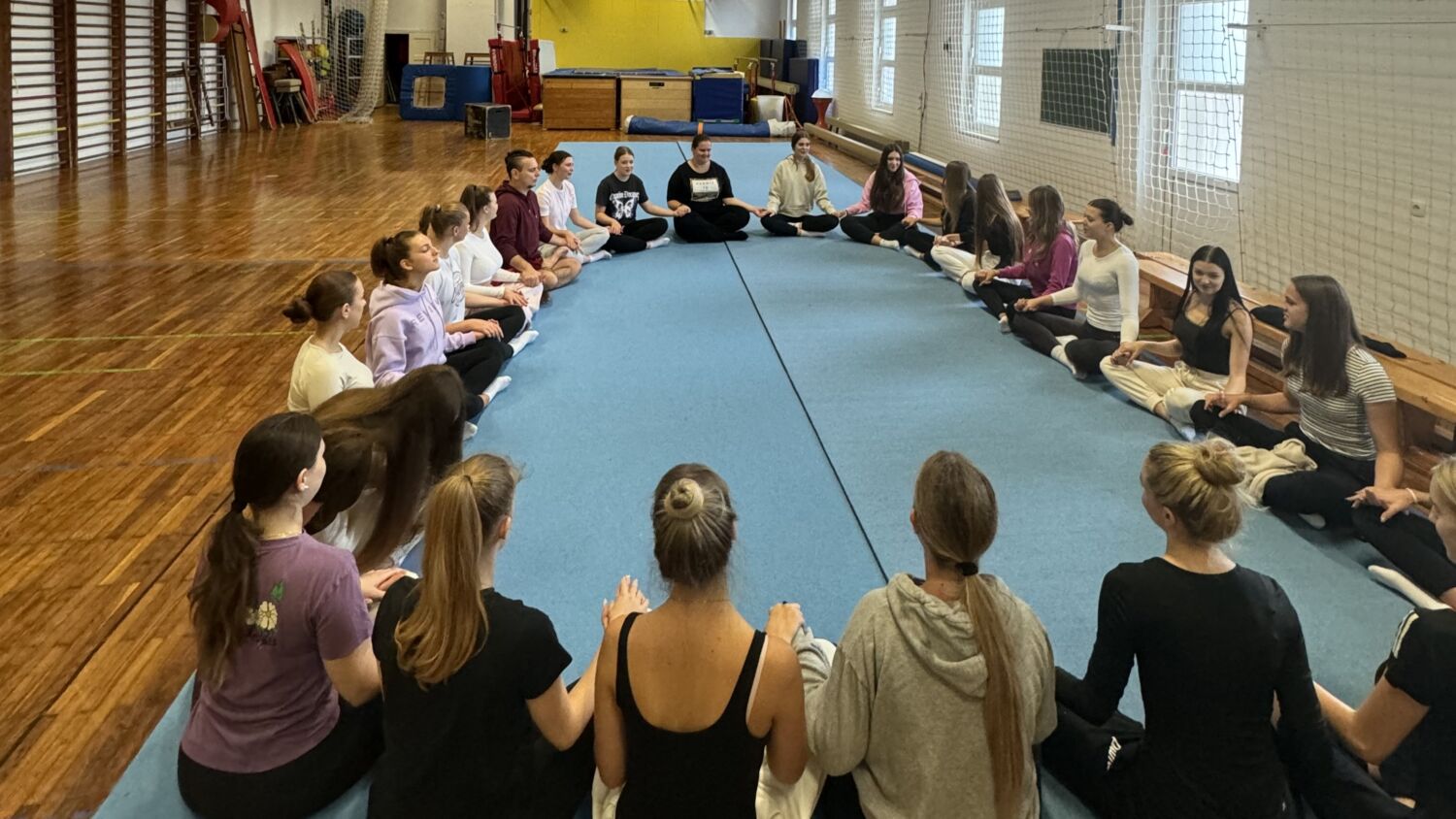 1. športni dan: dan poln adrenalina in zabave - joga 2 scaled - Ekonomska šola Ljubljana