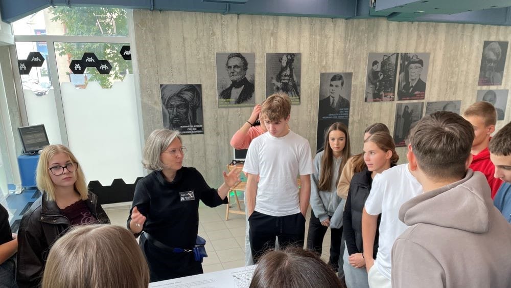 Obisk računalniškega muzeja - slika 20241014 130604 08f89798 naslovnajpg - Ekonomska šola Ljubljana