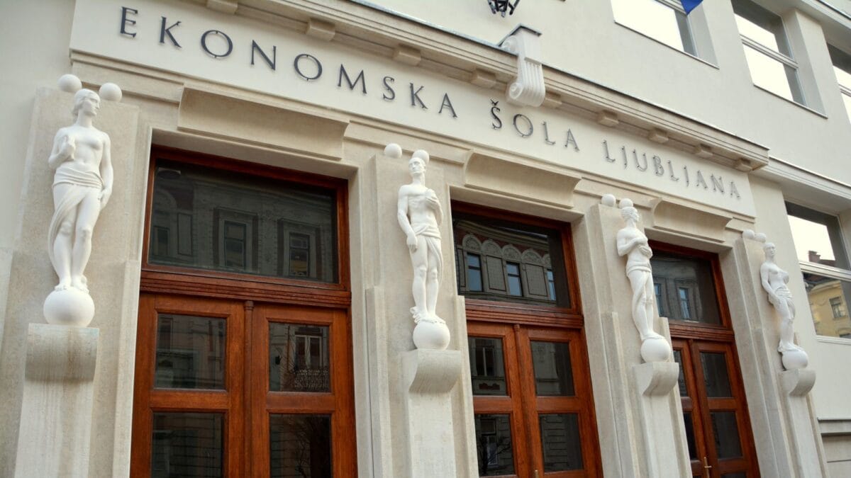 Pridobitev opreme v projektu Digitalizacija izobraževanja na ravni osnovnih šol, srednjih šol in izobraževanja odraslih - 1 Fotografija spletna stran sola - Ekonomska šola Ljubljana