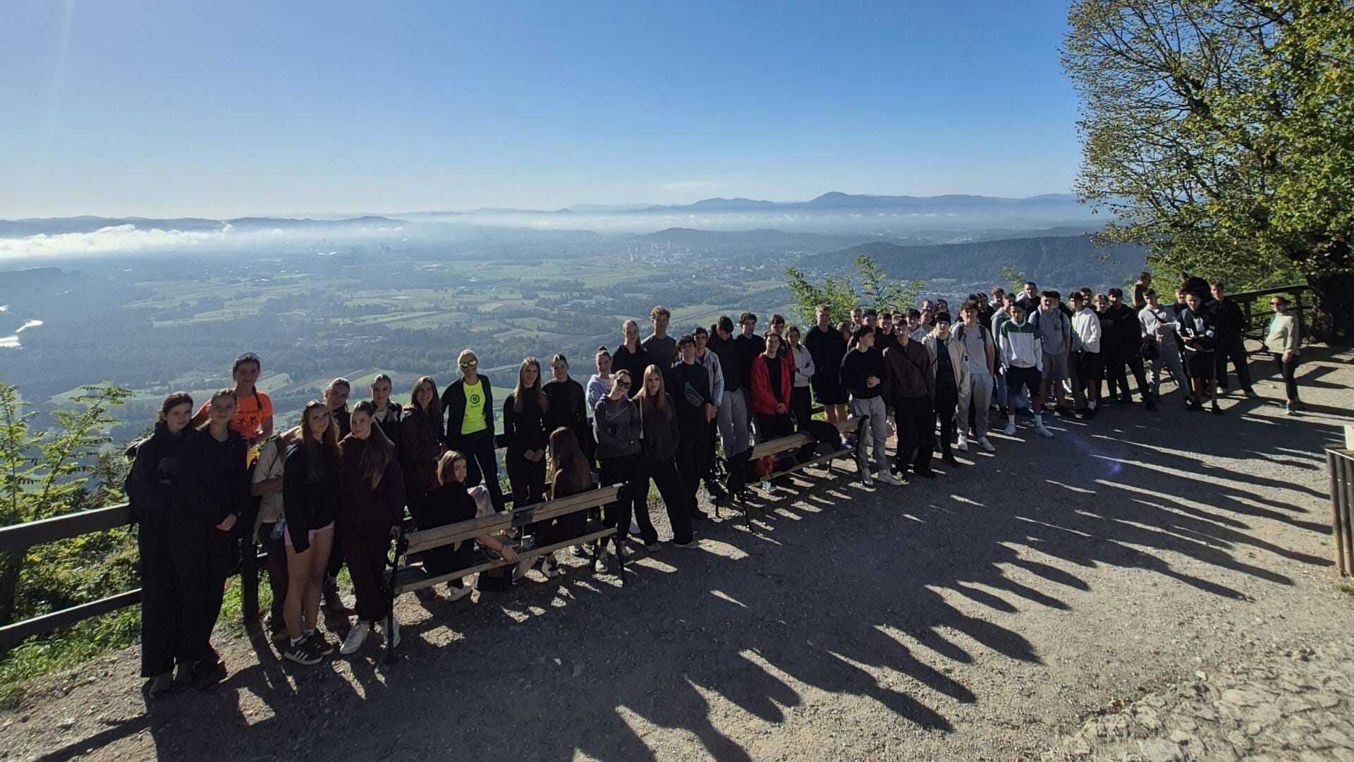 Prvi športni dan v znamenju gibanja in druženja - 1. Skupina - Ekonomska šola Ljubljana