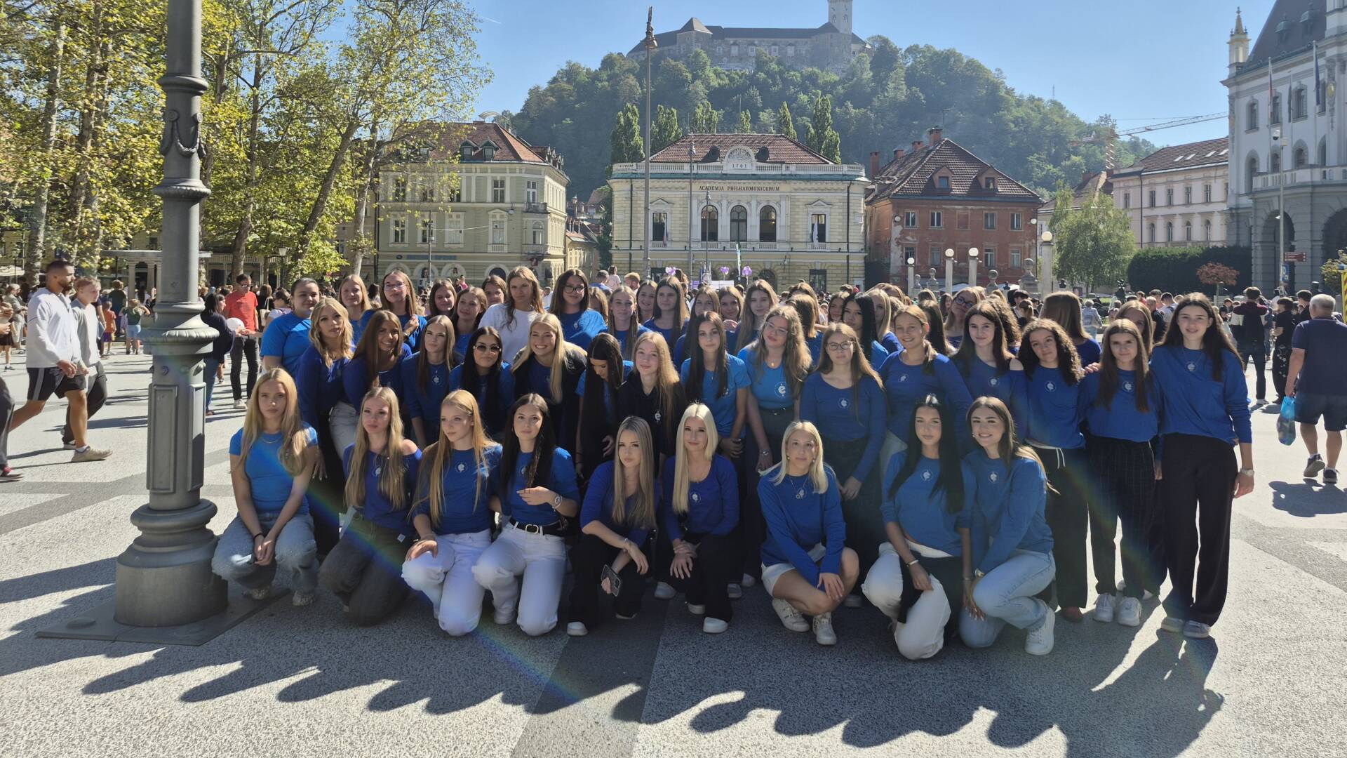 Živim, diham ples - naslovna 2 - Ekonomska šola Ljubljana